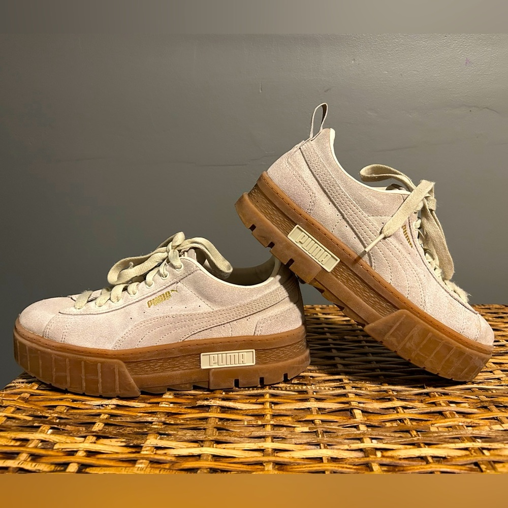 Women’s Puma Mayze Platform Athletic Shoes. Size 7 1/2. Beige suede